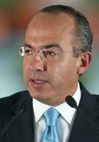 Felipe Calderón arremetió ayer contra las administraciones pasadas y actual del DF