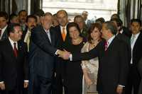 Manlio Fabio Beltrones (derecha) fue el encargado de dar el recibimiento oficial al mandatario argentino Néstor Kirchner al Congreso de la Unión, en el que elogió la digna recuperación económica que ha encabezado