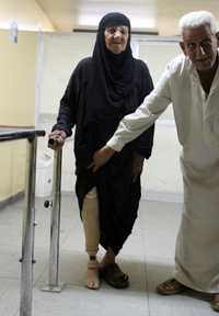 Una mujer que perdió la pierna derecha en un bombazo sale de un hospital en Bagdad. De acuerdo con la Media Luna Roja iraquí el sistema de salud enfrenta escasez de prótesis para víctimas mutiladas en acciones violentas