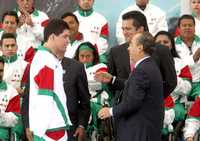 El nadador Juan Ignacio Reyes, el presidente Felipe Calderón y el titular de la Conade, Carlos Hermosillo, durante la ceremonia de abanderamiento rumbo a Parapanamericanos y Universiada Mundial