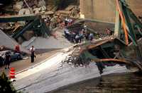 Personal de emergencia trabaja en el puente derrumbado en Minneapolis. Según autoridades, el número de muertos podría aumentar