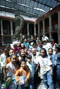 Niños participantes en un curso de verano que se imparte en el recinto de Academia 13, Centro Histórico, rodean a José Luis Cuevas, ayer, junto a La Giganta, escultura del artista