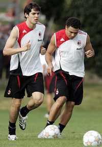 Kaká y Ronaldo entrenaron juntos en Carnago, Italia, y fue evidente su diferencia de peso