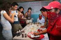 Laboratorio de herbolaria en territorio rebelde. El tema de la medicina alternativa se abordó en el segundo Encuentro de los Pueblos Zapatistas con los Pueblos del Mundo, celebrado en julio pasado en comunidades indígenas chiapanecas