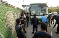 El autobús proveniente del estado de Hidalgo fue resguardado en el paradero de Indios Verdes por policías de la Secretaría de Seguridad Pública del Distrito Federal, tras solicitar auxilio el conductor