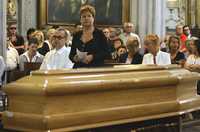 El cineasta Win Wenders y Enrica Fico, viuda de Michelangelo Antonioni hacen una guardia de honor durante el funeral realizado en la Catedral de San Giorgio, en Ferrara