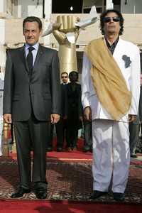 Fotografía de archivo de Nicolas Sarkozy y Muammar Kadafi, durante la visita que el presidente francés efectuó el mes pasado a Trípoli