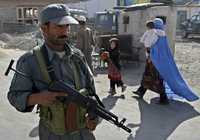 Un policía afgano vigila en un barrio del poblado de Ghazni