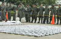 Este viernes, policías colombianos decomisaron 1.5 toneladas de cocaína en la ciudad de San José del Guavire, provincia de Meta