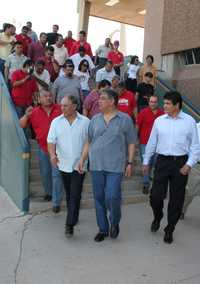 El diputado priísta José Murat encabezó al grupo de legisladores del PRI que fue a las oficinas del gobernador Eugenio Elorduy para exigirle sacar las manos de las elecciones. El mandatario no los recibió.