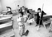 Niñas mixtecas hacen la limpieza de su escuela, la primaria Vanguardia en Coicoyán de las Flores, en Oaxaca, uno de los municipios más pobres del país. Imagen de archivo
