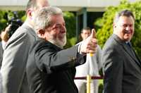 El presidente de Brasil, Luiz Inacio Lula da Silva, a su arribo a territorio mexicano en el hangar presidencial