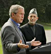 Los presidentes George W. Bush y Hamid Karzai durante una conferencia conjunta
