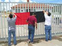 Trabajadores de la mina de Cananea al colocar las banderas de huelga