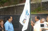 El gobernador Lázaro Cárdenas Batel presidió ayer, en compañía de autoridades municipales y educativas de Apatzingán, el acto de entrega de reconocimientos, izamiento de bandera y declaratoria como municipio vencedor del analfabetismo