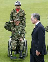 Uribe pasa revista en una escuela militar de Bogotá, ayer durante la ceremonia por los 188 años de la batalla de Boyacá