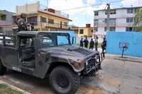 Luego de una balacera ocurrida la noche del martes, soldados catearon un departamento de Villahermosa, Tabasco, en busca de criminales y armas
