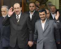 Nuri Maliki y Mahmud Ahmadinejad saludan a periodistas en Teherán