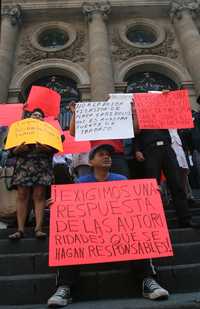 Comerciantes de la Plaza Garibaldi realizaron ayer una protesta frente a la Asamblea Legislativa del Distrito Federal