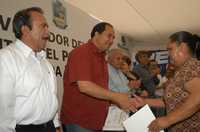 El gobernador Lázaro Cárdenas Batel presidió el acto de entrega de reconocimientos, izamiento de bandera blanca y declaratoria como municipio vencedor del analfabetismo