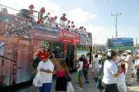 Jugadores del Atlante recorrieron el centro de Cancún en autobús y regalaron playeras y gorras