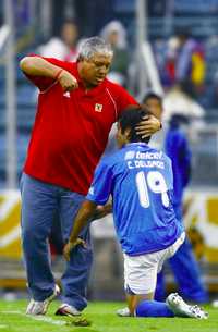 Los argentinos Américo Gallego y César Delgado bromean, aunque el primero perdió en la cancha del estadio Azul y al Chelito le frustran fichaje