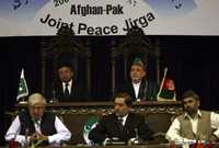 El presidente paquistaní, Pervez Musharraf, arriba a la izquierda, y junto a él, Hamid Karzai, mandatario de Afganistán, durante la clausura de la Jirga de la Paz en Kabul, la capital afgana, para buscar una estrategia común contra la violencia islamita