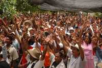 Vecinos de los bienes comunales de Cacahuatepec muestran su júbilo tras la asamblea informativa en la cual reiteraron su rechazo a La Parota
