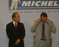 El presidente Felipe Calderón y el director de Michelin para Norteamérica, Jim Micali, durante el anuncio de un proyecto de inversión de la llantera en Guanajuato