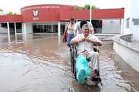 Al menos 45 pacientes fueron desalojados esta tarde del hospital regional del IMSS, en Cárdenas, Tabasco, debido a las incesantes lluvias que duraron más de tres horas y provocaron inundaciones en comercios, agencias automotrices y viviendas
