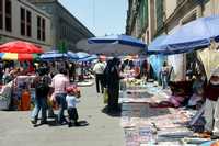 La propuesta de los ambulantes es que se les permita permanecer en las calles del Centro Histórico hasta enero del próximo año para, según ellos, contar con el tiempo suficiente para hacer el reacomodo en orden. En la imagen, vendedores en la calle Correo Mayor