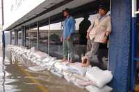 Tres horas de lluvias bastaron para que se inundaran más de 600 viviendas y establecimientos del municipio de Cárdenas, Tabasco. Las autoridades pidieron a quienes viven en las áreas bajas de Villahermosa y en la zona serrana tomar precauciones, pues se prevén lluvias intensas para las próximas 24 horas