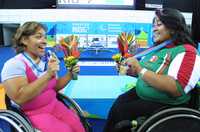 Las halteristas Amalia Pérez y Perla Bárcenas festejan su triunfo en Río de Janeiro