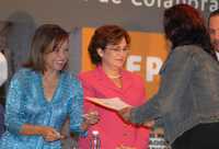 La titular de la SEP, Josefina Vázquez Mota, y la directora del Instituto Nacional para la Educación de los Adultos, María Dolores del Río, durante la firma del convenio con la Asociación Mexicana de Bancos de Alimentos