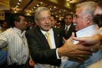 Andrés Manuel López Obrador llegó entre ovaciones al hotel donde se realiza el acto del PRD