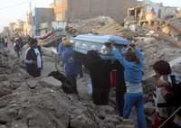Pobladores de Pisco, unos 245 kilómetros al sur de Lima, comenzaron a enterrar a sus muertos entre los escombros provocados por el terremoto del miércoles