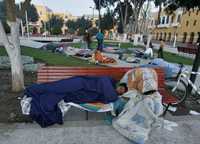 Ante el temor a nuevas réplicas, decenas de peruanos duermen a la intemperie en Ica