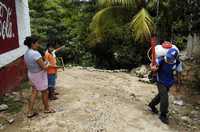 Trabajadores de las brigadas contra el dengue recorren las calles de la colonia Las Cruces en Acapulco para fumigar estanques, recipientes de agua y casas, con el fin de prevenir la reproducción del mosco transmisor de esta enfermedad, la cual se intensifica en temporada de lluvias; la Secretaría de Salud en Guerrero reporta unos mil 200 casos de dengue en el estado