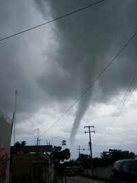 El tornado que se formó frente a las costas de Yucatán afectó las comunidades de Ixil y Tekat Cansahcab, y provocó caída de cables de alta tensión y árboles