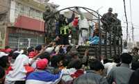 Residentes de Pisco se agolpan para recibir víveres entregados por militares.