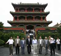 Miembros de las delegaciones de Rusia, Corea del Norte, Estados Unidos, China, Corea del Sur y Japón visitan el Museo del Palacio Imperial en Shenyang, en el noreste chino, ayer durante un receso en las pláticas para acotar el programa nuclear de Pyongyang