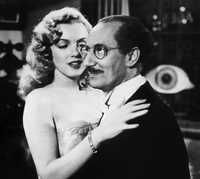Marilyn Monroe y Groucho Marx en una escena de la película Love Happy (1949)