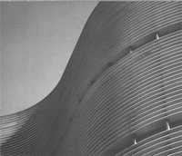 El arquitecto brasileño Oscar Niemeyer, en Venecia, en 1996 (arriba), quien cumplirá un siglo de vida el próximo 15 de diciembre. En la otra imagen, Edificio Copan, en Sao Paulo, 1991, diseñado por Niemeyer