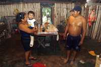 Algunos habitantes de la comunidad maya de Hu May, en Felipe Carrillo Puerto, Quintana Roo, se negaron a abandonar sus casas construidas de palmeras y adobe, a pesar de las advertencias de peligro que representa el huracán Dean Víctor Camacho