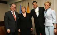 De izquierda a derecha, José Luis Machinea, secretario ejecutivo de la Cepal; Michelle Bachelet, presidenta de Chile; Rafael Correa, mandatario de Ecuador, y María Teresa Fernández, representante del gobierno español, en Quito, durante la pasada Conferencia regional sobre mujeres en América Latina y el Caribe
