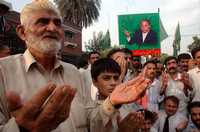 Simpatizantes del derrocado primer ministro paquistaní, Nawaz Sharif, celebran el fallo de la Suprema Corte de Justicia que permitió ayer el regreso del ex gobernante al país