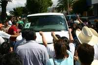 Pobladores de Tulancingo, Hidalgo, afectados por los recientes aguaceros, bloquean el paso de camionetas del convoy presidencial, en protesta por la falta de atención de autoridades estatales y federales