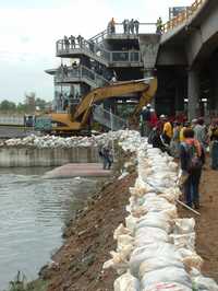 Aunque el desbordamiento del río Los Remedios quedó controlado ayer, los municipios de Nezahualcóyotl y Ecatepec siguen en alerta debido a que el cauce se encuentra al límite de su capacidad