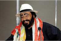 El tenor italiano Luciano Pavarotti dejó el hospital ayer, en su pueblo natal Modena, donde permaneció en observación y sujeto a exámenes desde principios de mes. Pavarotti libra una batalla contra el cáncer de páncreas, uno de los tipos más malignos de la enfermedad