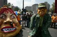 Integrantes de la CNTE colocaron figuras de Elba Esther Gordillo y Felipe Calderón en la explanada del Monumento a la Revolución, durante el encuentro de dirigentes